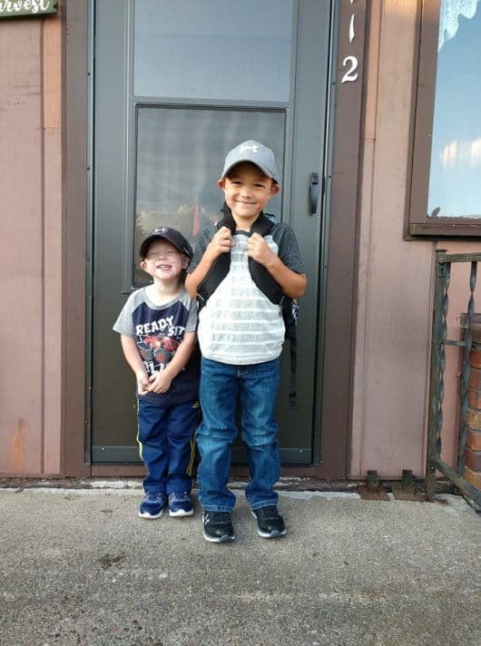 Motorista de onibus escolar nao sabia que tinham tirado uma Kid sobs on the first day of school, so bus driver holds his hand