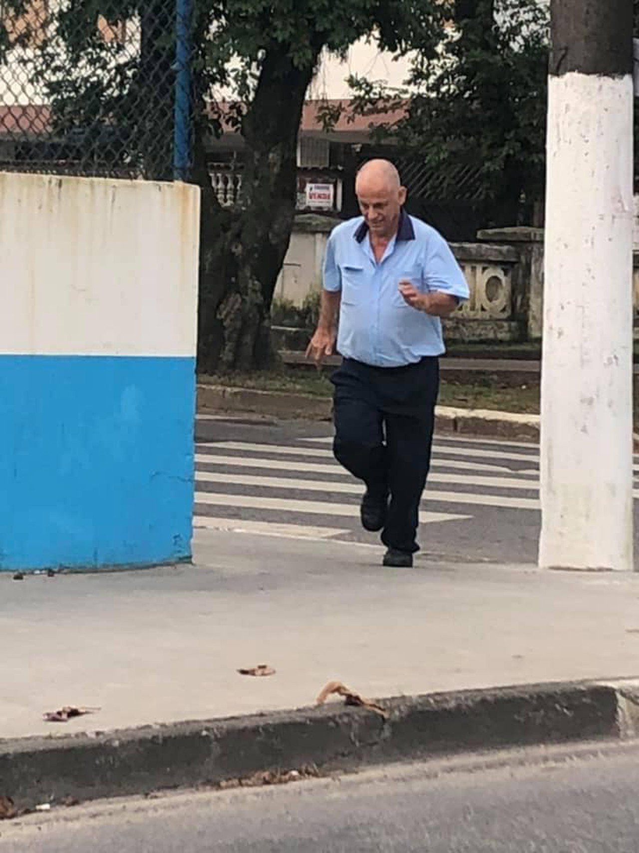 Motorista viraliza na web ao parar ônibus para ajudar mulher cega a atravessar a rua em SP