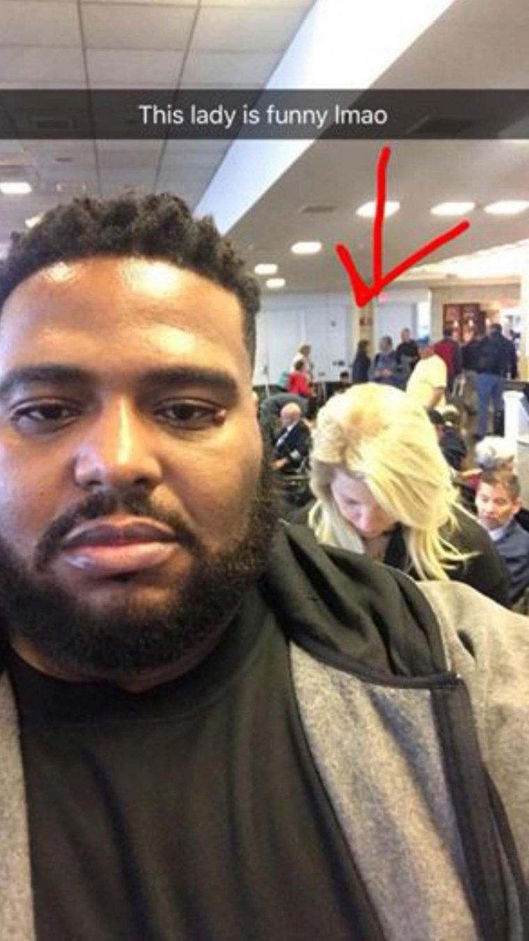 Mulher faz comentario racista a um negro no aeroporto blank