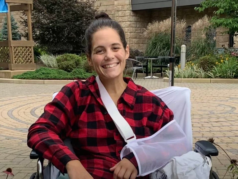 Mulher que ficou enterrada viva por 30 minutos revela o Ashley passou por um ano de recuperação (YouTube/Bay State Health)