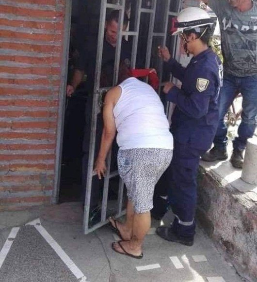 Resultado de imagem para fofoqueira fica presa ao olhar dentro da casa da vizinha