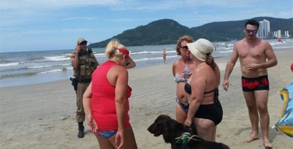Olga com Darwin na praia de Balneário Camboriú
