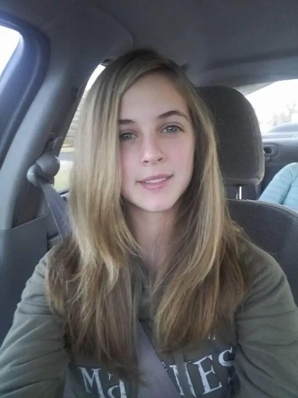 Pai e madrasta cortam cabelo da filha como punicao por