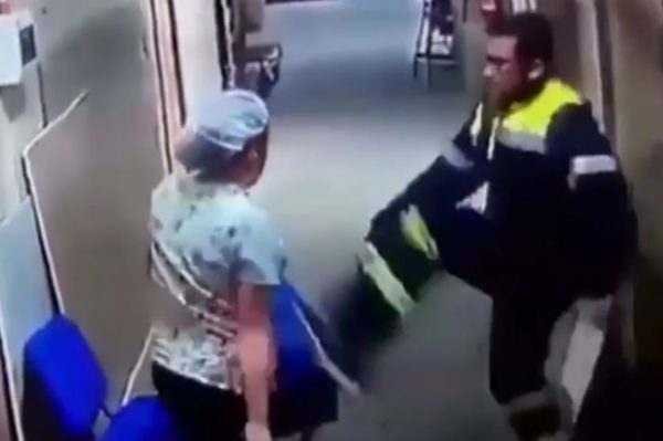 Paramédico chuta barriga de enfermeira grávida em hospital