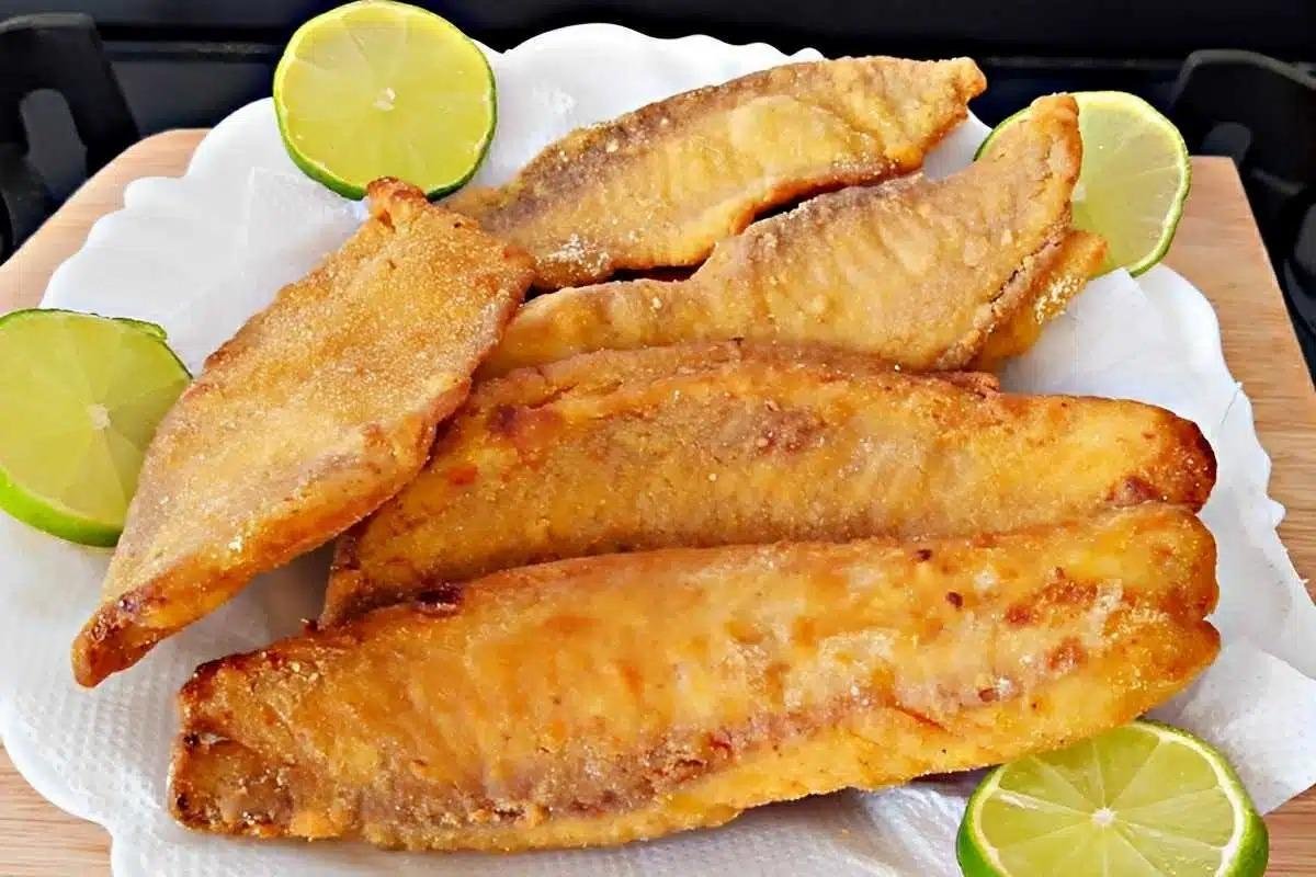 Peixe frito sequinho e saboroso feito com ingredientes simples que você tem em casa