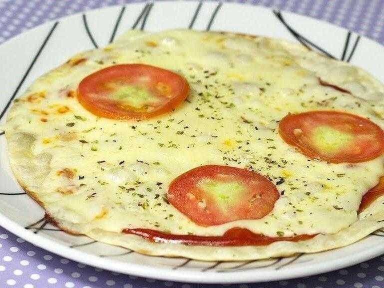 Pizza de frigideira e molho de tomate Pizza de frigideira e molho de tomate