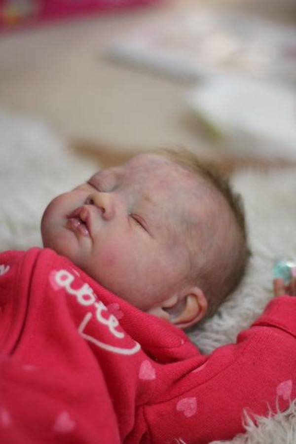 Policial encontra bebe em carro trancado e quente – quebra