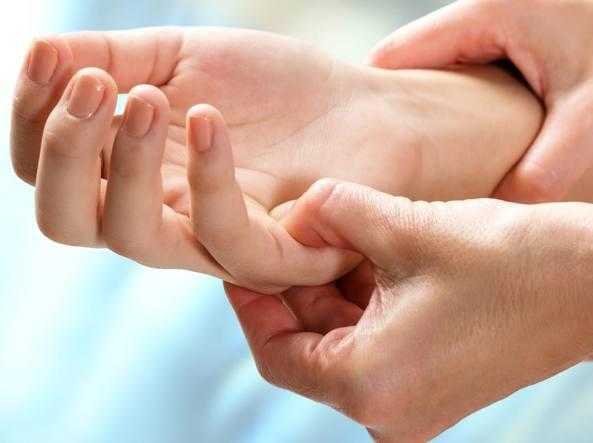 Por que as maos ficam dormentes enquanto dormimos Por que as mãos ficam dormentes enquanto dormimos