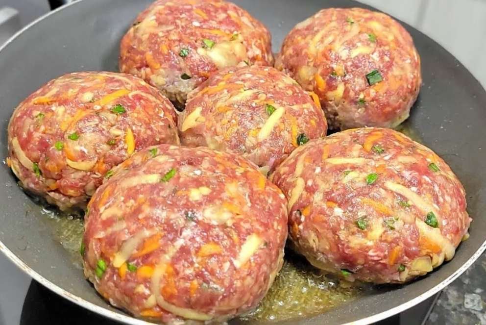 Receitinha de Bolinho de carne moida com cenoura e batata Bolinho de carne moída com cenoura e batata