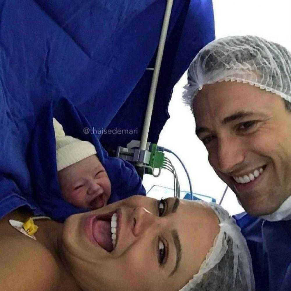 Recem nascido faz sucesso na internet com sorrisao