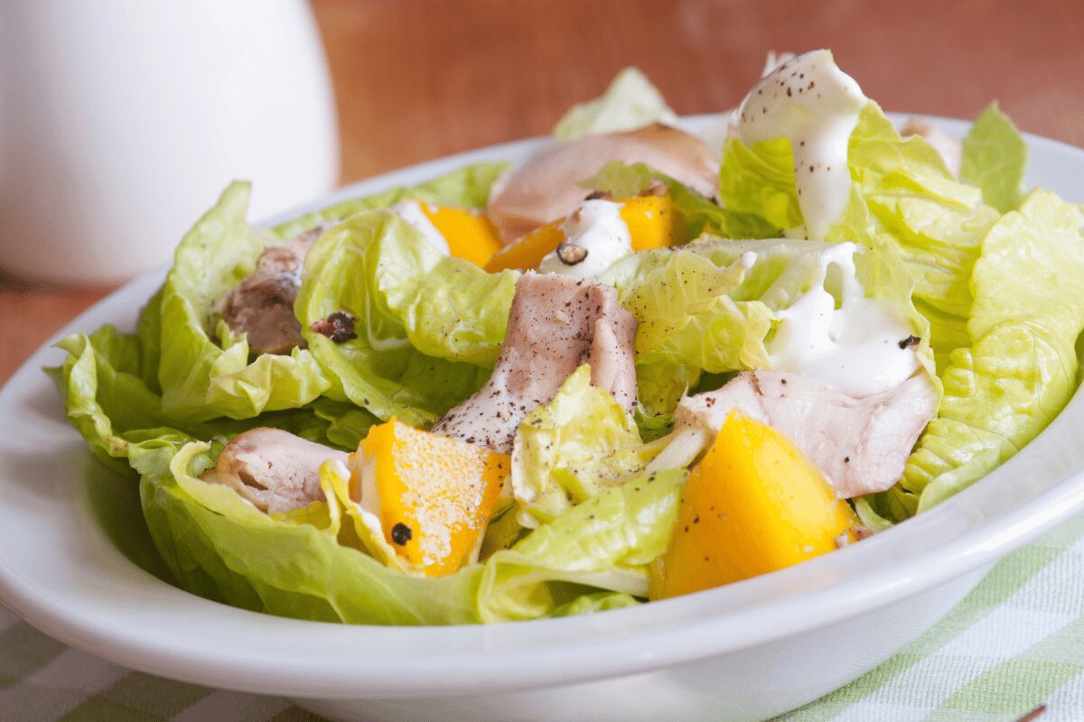 Salada tropical de frango com manga tem um sabor que Salada tropical de frango com manga