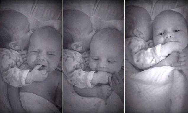 Sensacional! Bebezinho acalma irmão sem nem abrir os olhos!