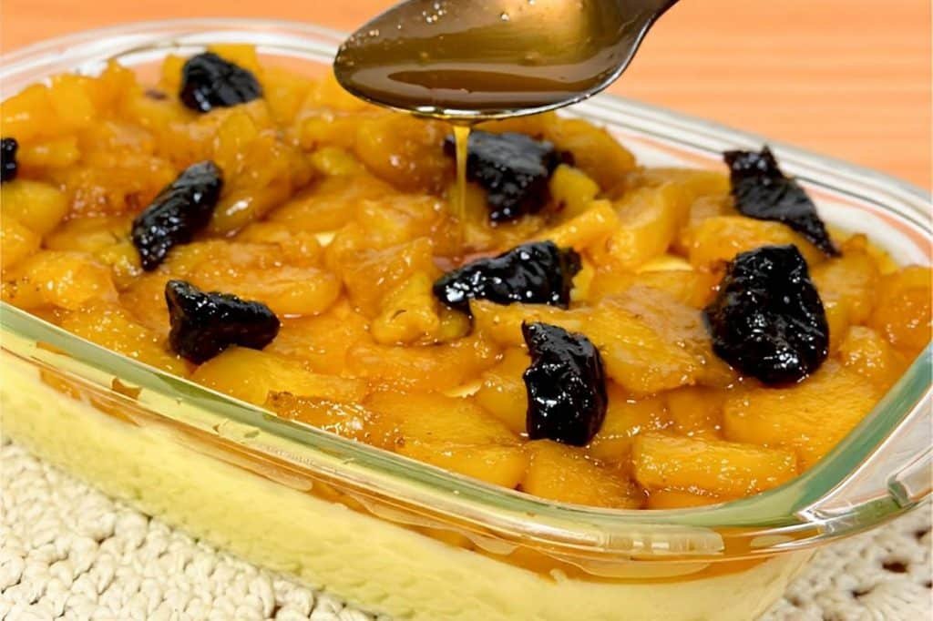 Sobremesa de Abacaxi com pedacos da fruta Sobremesa de Abacaxi com pedaços da fruta