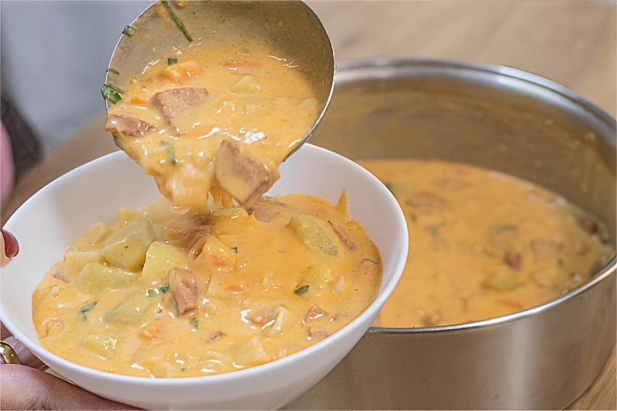 Sopa cremosa de calabresa legumes e macarrao Sopa cremosa de calabresa com legumes e macarrão a melhor receita para as noites de inverno