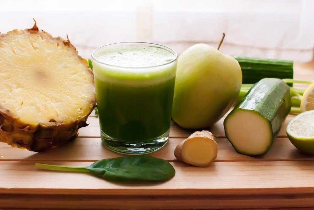 Suco de abacaxi aipo pepino gengibre e limao para eliminar Suco de abacaxi, aipo, pepino, gengibre e limão para eliminar a barriga f