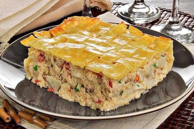 Torta de Massa de Pastel com Recheio de Creme de Torta de Massa de Pastel com Recheio de Creme de Palmito f