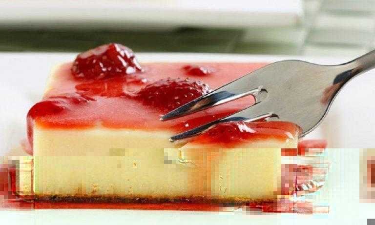 Torta de chocolate branco com calda de morango d