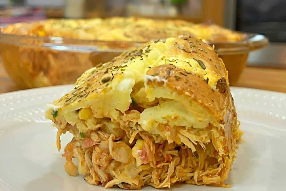 Torta de frango cremosa com massa de liquidificador perfeita para o lanche