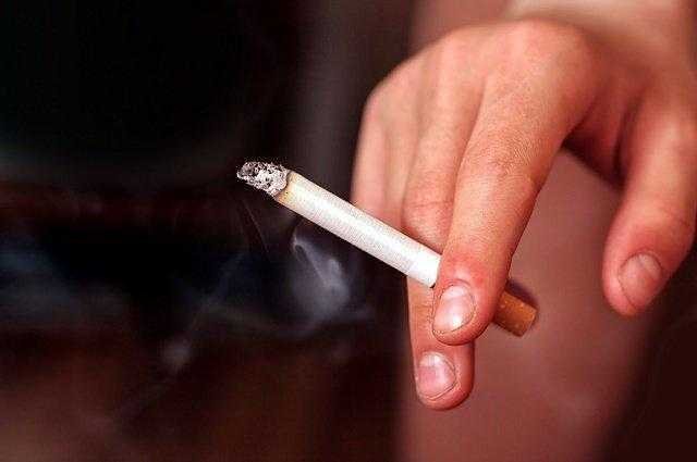 Imagem de mo segurando cigarro Imagem de mo segurando cigarro