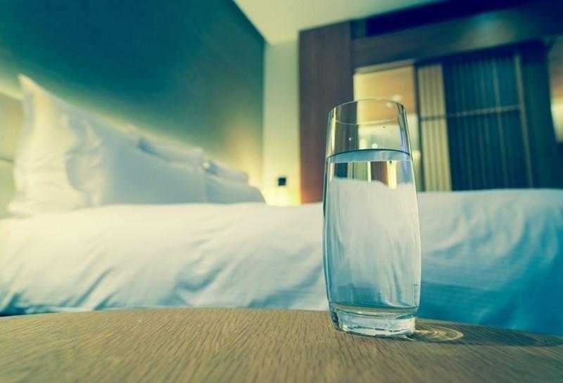 Voce tem o costume de deixar um copo de agua Você tem o costume de deixar um copo de água ao lado da cama antes de dormir?…Depois de ler esse artigo, você vai parar de fazer ISSO imediatamente!