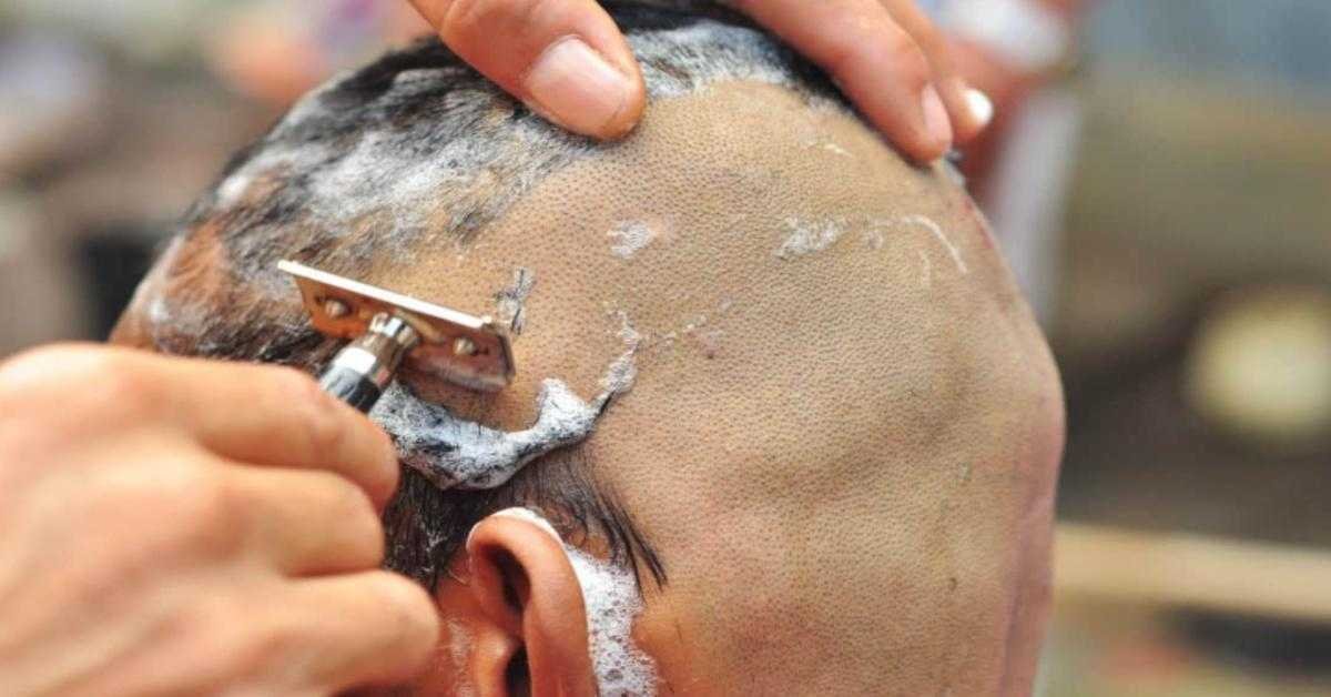 Adolescente zomba de colega com câncer e pai raspa seu cabelo como forma de punição