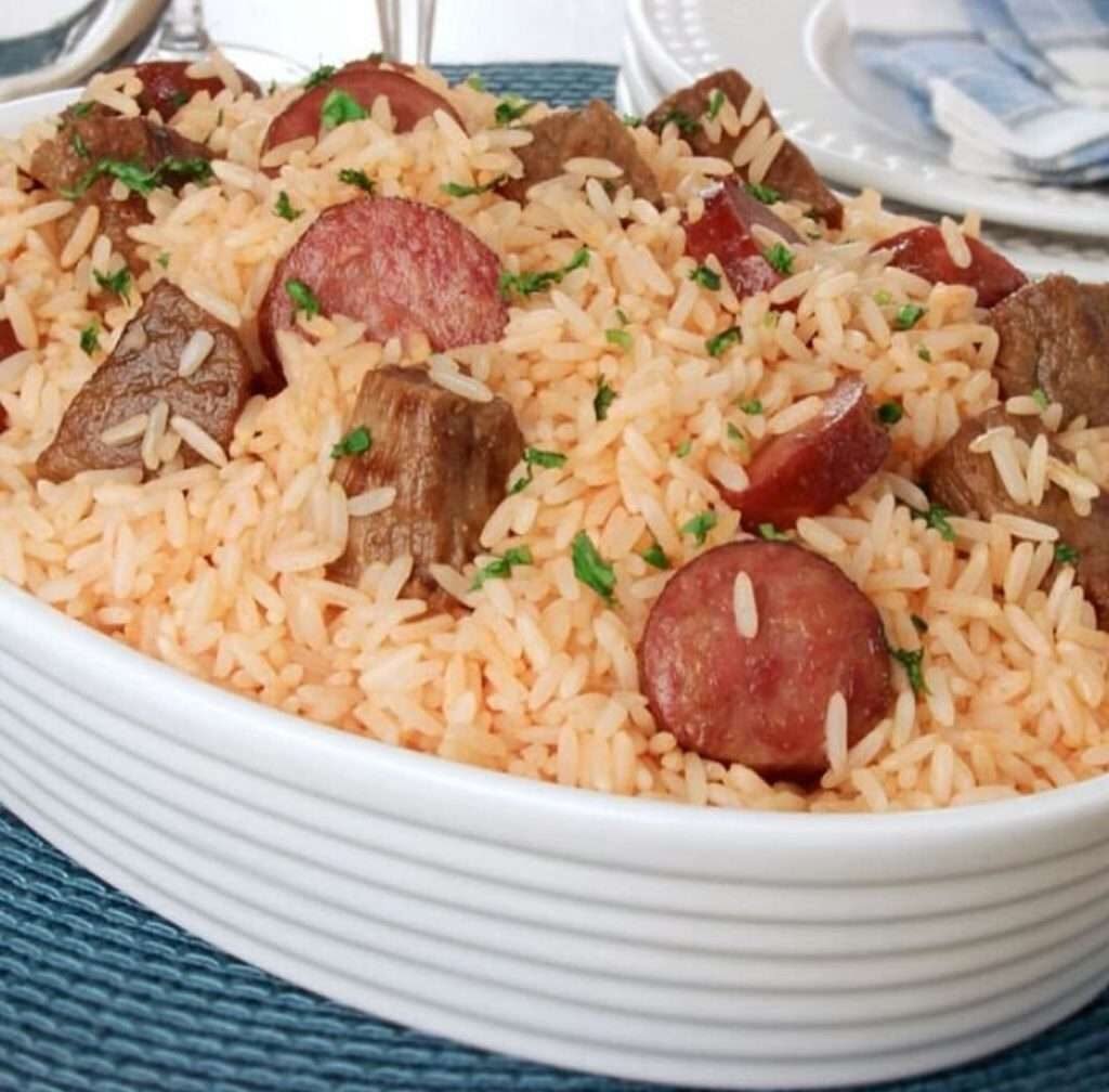 arroz com carne e linguiça