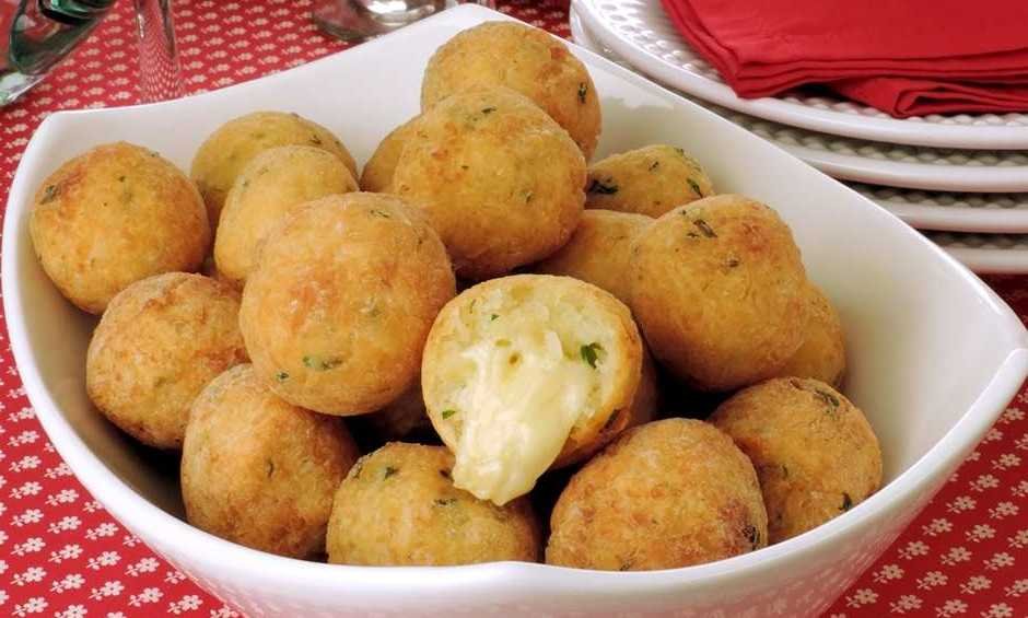 bolinho de arroz assado recheado com queijo Bolinho de arroz assado recheado com queijo