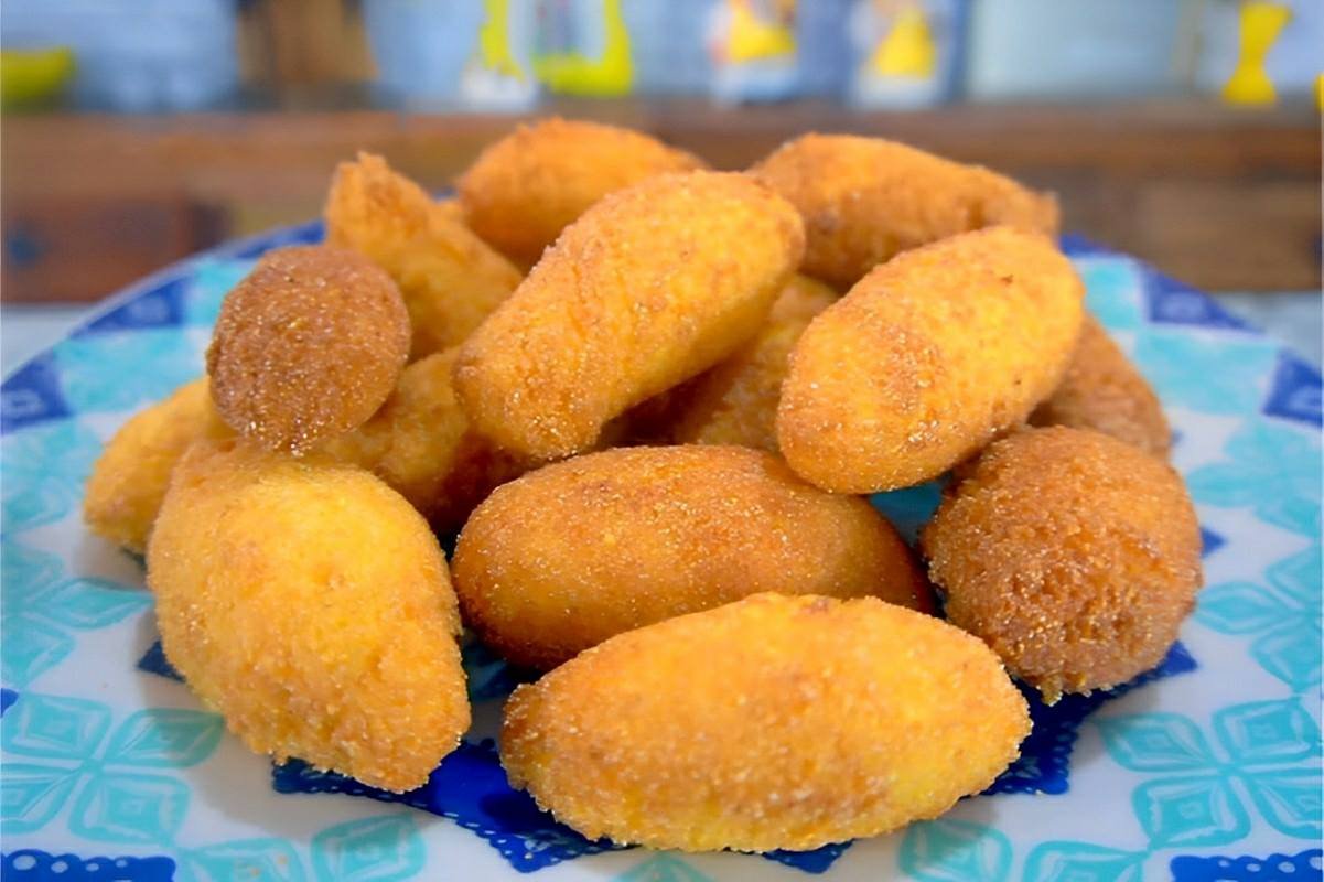 Bolinho de chuva de fubá levinho sequinho e perfeito para o lanche