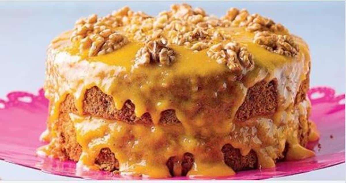 Bolo de noz com creme de ovos