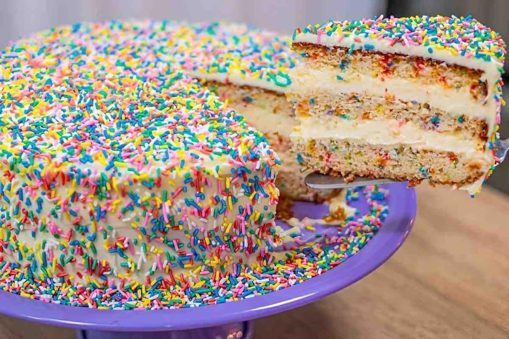 Bolo para festa de criança colorido e recheado