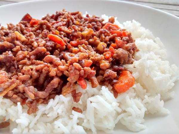 carne picada com arroz branco Carne picada com arroz branco