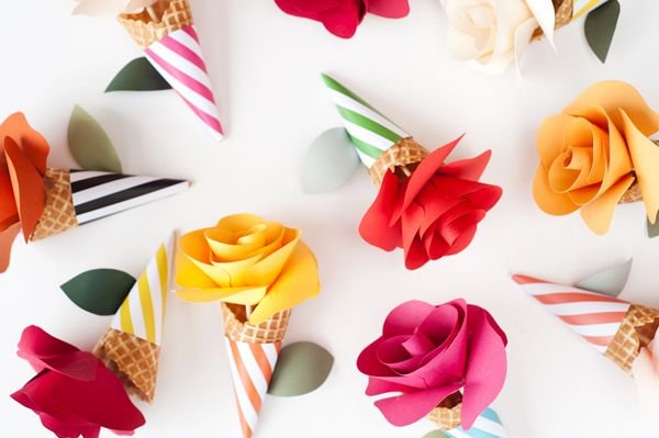 como fazer cone com flor Este modelo de cone com flor é lindo e não é difícil de ser feito (Foto: ohhappyday.com)