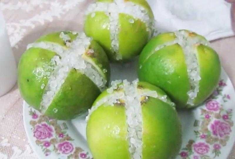 Corte limões em 4 pedaços, salgue-os e coloque na cozinha. Tenho certeza que você vai se surpreender