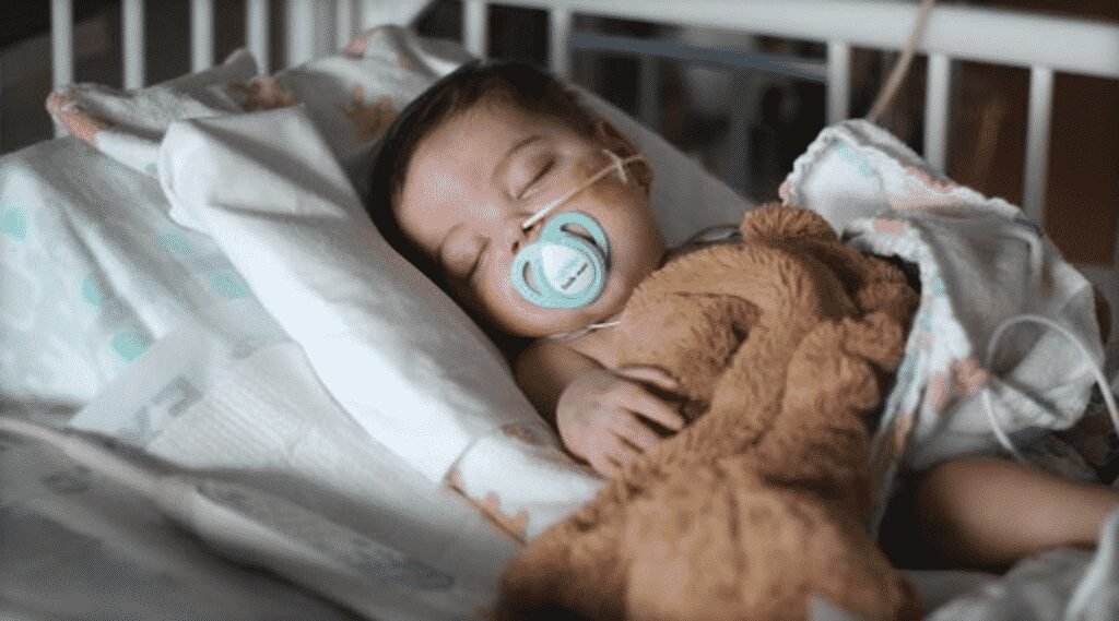 Ele segurou na mão da mãe para se despedir. Mas algo acontece após esse gesto