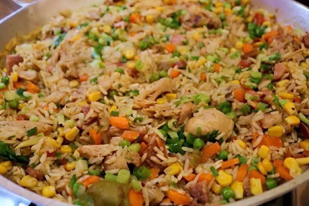 Galinhada com arroz uma refeição completa que fica pronta em 30 minutos