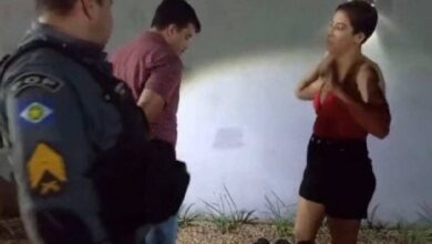 Homem finge abordagem policial para pedir a namorada em casamento e vídeo viraliza