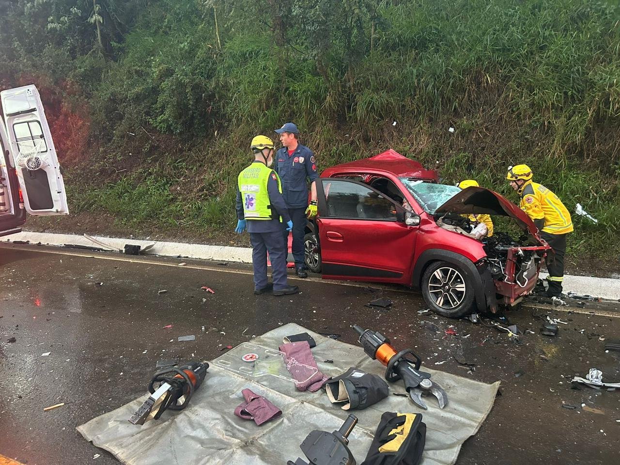 Coliso frontal na BR-282 deixa dois mortos e um ferido em SC - DivulgaoCorpo de BombeirosND