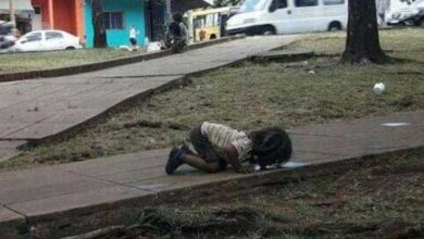 Imagem de menina morrendo de sede a beber água de uma poça indigna o mundo inteiro D