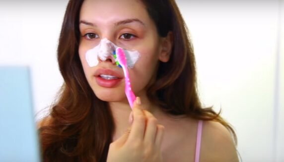 livre se dos cravos com escova de dentes