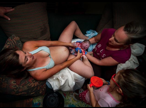 Menina ajuda no parto do irmãozinho