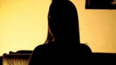 Mãe deixa filhinha de 4 anos ser abusada para agradar marido: ‘Ele adorava’