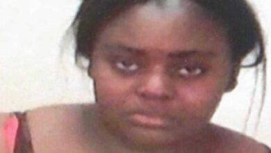 mae joga bebe de carro em movimento em tentativa de Mãe joga bebê de carro em movimento em tentativa de atrair atenção do pai