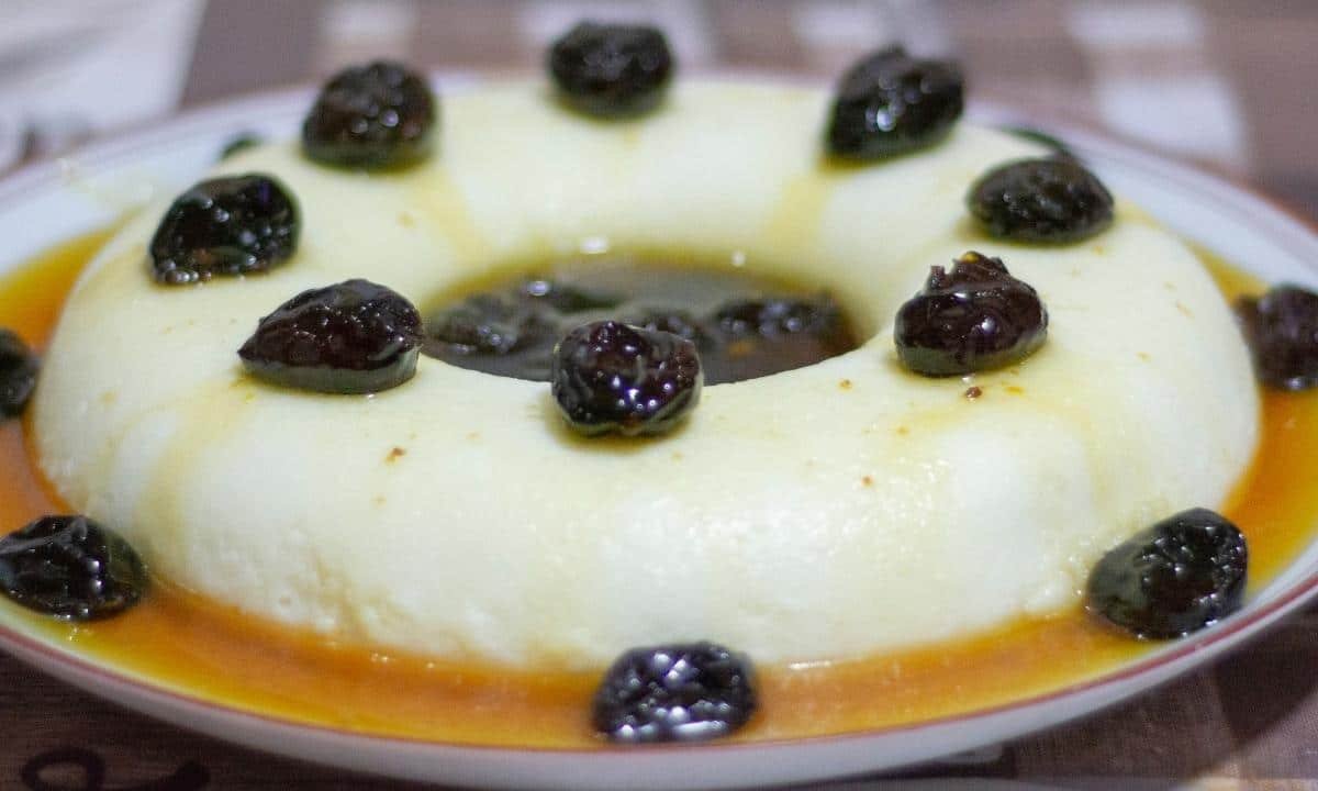 manjar de coco com calda de ameixa uma sobremesa irresistivel manjar de coco