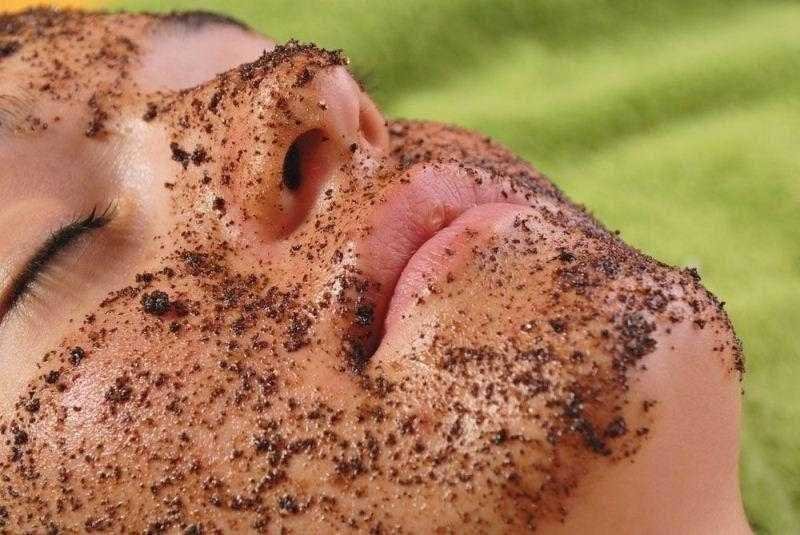 Máscara e esfoliante de café para cuidar do rosto cansado