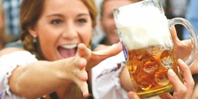 mulheres que tomam cerveja tem menos chances de infartar Mulheres que tomam cerveja têm menos chances de infartar tg gt