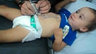 Pai tatuador posta foto nas redes sociais e gera uma enorme polêmica