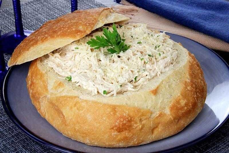 Pão aberto recheado com frango cremoso 2