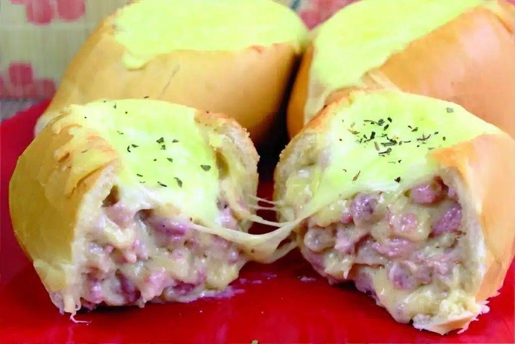 Pão recheado assado no forno feito com pão francês um lanche delicioso e prático