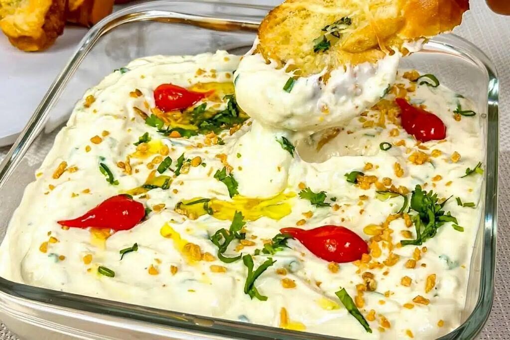 pate cremoso feito com alho assado e catupiry Patê cremoso feito com alho assado e catupiry para servir com torradas ou fazer canapés