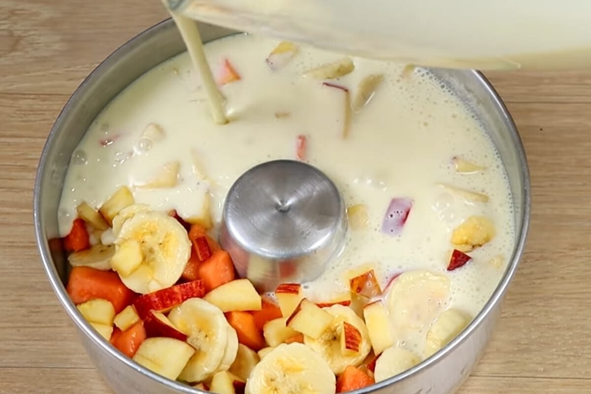 pudim com pedaços de frutas